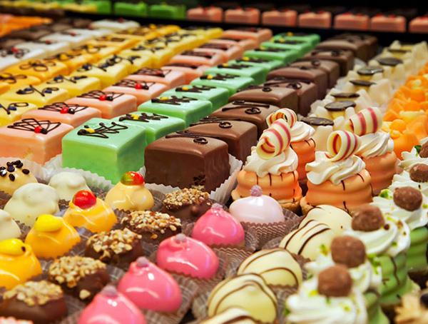 Ăn nhiều đồ ngọt khiến làn da rất dễ nổi mụn viêm